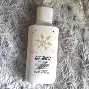 Bath and Body Works Body Lotion: Snowflakes and Cashmere 8 fl oz